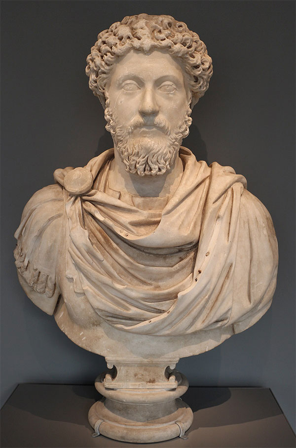 Bức tượng Marcus Aurelius Antoninus Augustus trong lá bài The Emperor Tyldwick Tarot - Nhà Vua trong Tyldwick Tarot