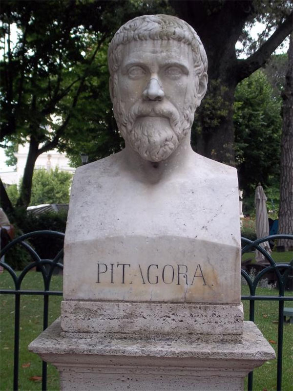 Bức tượng Pitagora trong lá bàiThe Emperor Tyldwick Tarot - Nhà Vua trong Tyldwick Tarot