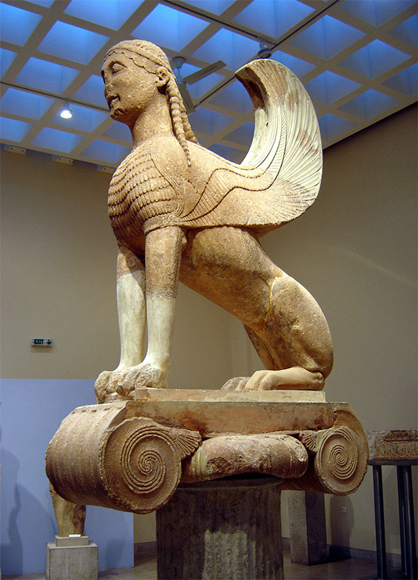 Bức tượng nhân sư Naxian trong lá bài The Chariot Tyldwick Tarot - Xe Ngựa trong Tyldwick Tarot