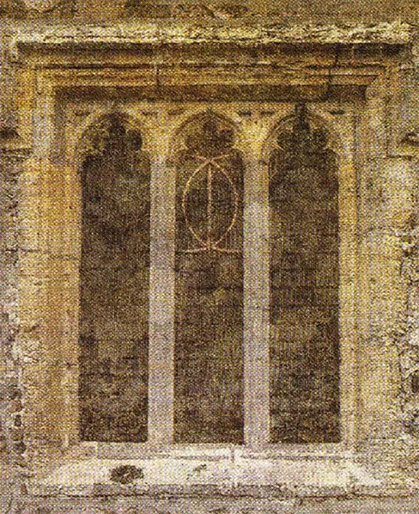 Hình ảnh cánh cửa sổ bị đóng kín và phía sau cánh cửa là một bức tường gạch bị xây bít trong lá bài Three Of Swords Tyldwick Tarot - Ba Kiếm trong Tyldwick Tarot 