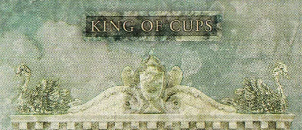Hình ảnh tượng thiên nga và phông nền mây trong lá bài King Of Cups Tyldwick Tarot - Vua Cốc trong Tyldwick Tarot 